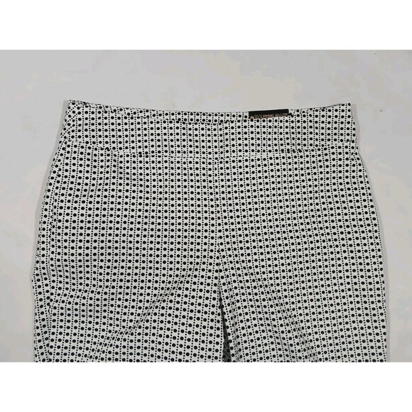 New Chico's So Slimming Brigitte Pull-On Bermuda Shorts Size 3 XL 16 White Dots - Picture 2 of 9